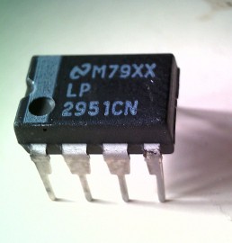 LP2951CN DIL-8